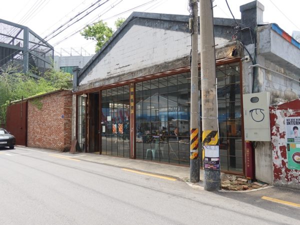 大林倉庫のカフェ内部。隣にもこれと同じサイズの、雰囲気の違うカフェ空間があり、それ以外にギャラリーに使われているなど、大きな建物である