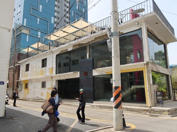 大林倉庫のカフェ内部。隣にもこれと同じサイズの、雰囲気の違うカフェ空間があり、それ以外にギャラリーに使われているなど、大きな建物である