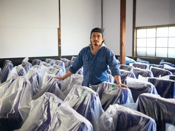 シネマネコの客席。鮮やかな色が目を惹く