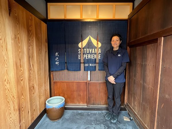 一棟貸し切りの離れは、築120年の蔵をリノベーション。1904（明治37）年の古川大火を生き残った貴重な建物を活かして、モダンな宿に生まれ変わった