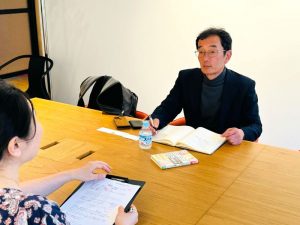 デイサービスや介護タクシーなど介護事業の経営者であり、高齢者向きアパートを経営する赤尾氏