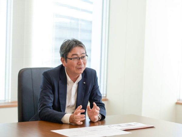 野村不動産ソリューションズとLIFULLが共同開発した、生成AI技術を活用した自然言語でのチャット型コミュニケーションの相談AIサービス「AI ANSWER Plus（ベータ版）」。ユーザーの希望や悩みを、ノムコムが持つ豊富な不動産知識を学習したAIがヒアリングし、24時間チャット上でやりとりすることができる。購入、売却にも対応しており、利用数は増加傾向だという