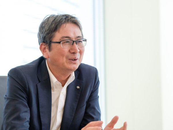 <b>福地 亨氏：</b>野村不動産ソリューションズ株式会社 取締役専務執行役員。1987年野村不動産株式会社に入社。リテール仲介営業に従事し、流通事業本部営業推進部長、渋谷青山営業部長、人事部長などを経て、2013年に野村不動産アーバンネット株式会（現：野村不動産ソリューションズ株式会社）執行役員に就任。2017年に常務執行役員、2021年に取締役専務執行役員流通事業本部長に就任