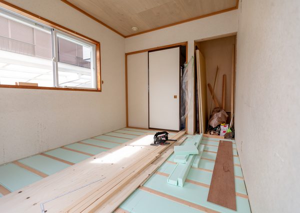 移住者や二拠点生活者のなかには、DIYで住まいをリフォームする人も多い。これも生活をつくっていく過程の一つだろう。地域によっては空き家活用を促進するため補助金が出ることも