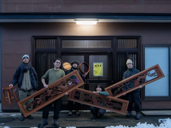 実家の片付けなどを手伝いに集まった仲間たちとの1枚。DIYでともに家を建てる前から