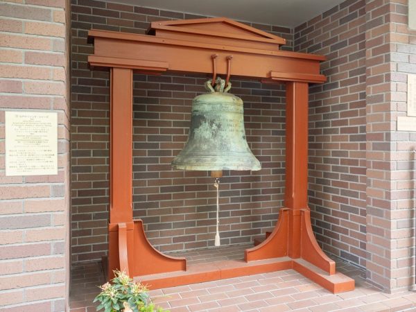 まるでギリシャ・パルテノン神殿のような外観のカトリック築地教会。屋根の妻壁にはユリやバラのレリーフが施されている