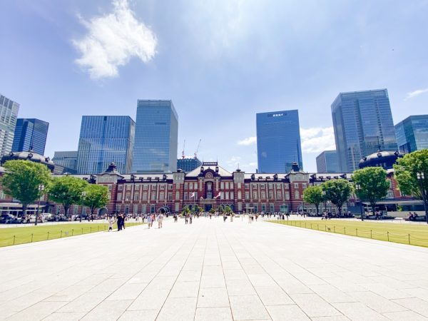 丸の内駅舎は1914年（大正3年）に開業したが、東京空襲で被災。3階部分と屋根、内装の大部分が破壊された。戦後に復旧したが、被災前とは少しデザインが異なるものに。2007〜2012年の復元工事で元の姿を取り戻した