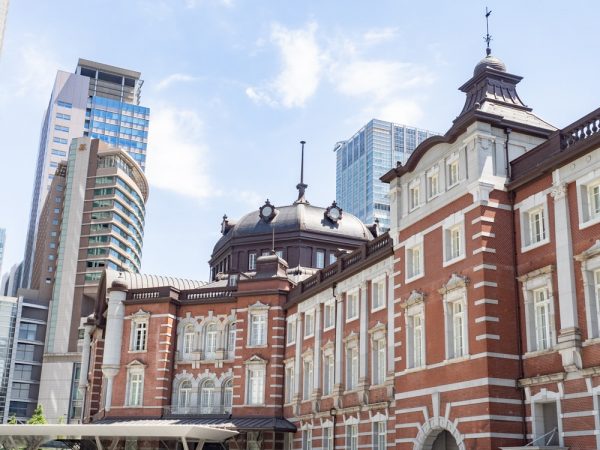 丸の内駅舎は1914年（大正3年）に開業したが、東京空襲で被災。3階部分と屋根、内装の大部分が破壊された。戦後に復旧したが、被災前とは少しデザインが異なるものに。2007〜2012年の復元工事で元の姿を取り戻した