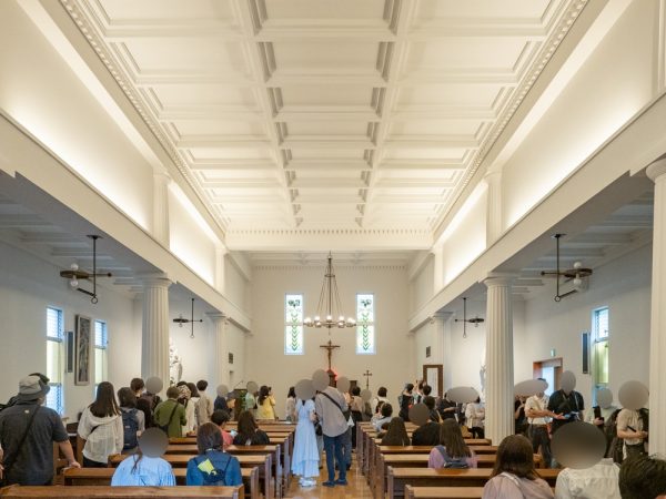 まるでギリシャ・パルテノン神殿のような外観のカトリック築地教会。屋根の妻壁にはユリやバラのレリーフが施されている