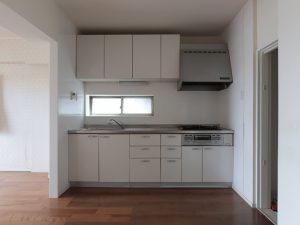 元々のキッチン。冷蔵庫置き場がなく、暗い