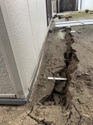 能登半島地震の際に、沼田さんの実家付近に生じた地割れの様子（写真／VUILD）