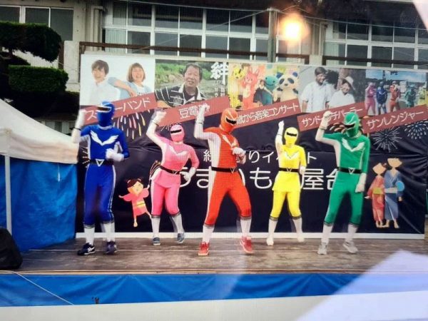 イベントでステージを盛り上げるサンレンジャー。高知県香南市で開催されるお祭り“土佐絵金祭り”の「夏祭りを子どもたちのために盛り上げてほしい」とのオファーを受け、参加した。ステージショーを行い、地元の子どもたちに喜んでもらったそうだ