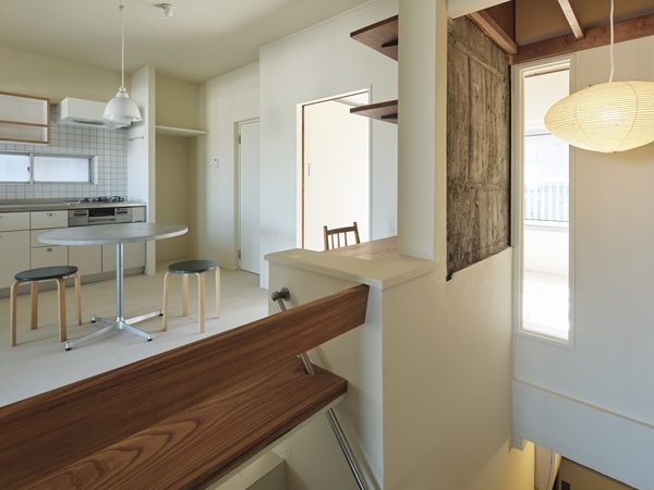 右折してダイニングに出ていた階段を直進するように変えた　撮影/中村晃