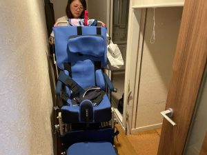 外出用の車いす。玄関のすぐそばに収納スペースを設け、ロールスクリーンで目隠しできるようにしている