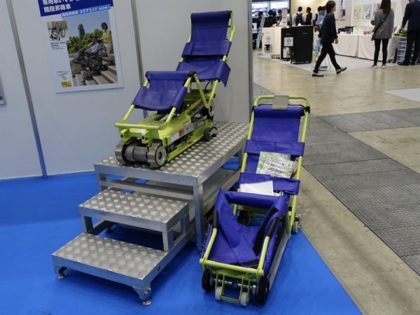 「階段昇降車ステアチェア」（写真左）と「キャリダン」（写真右）。ブースでは階段を移動する様子を実演していた