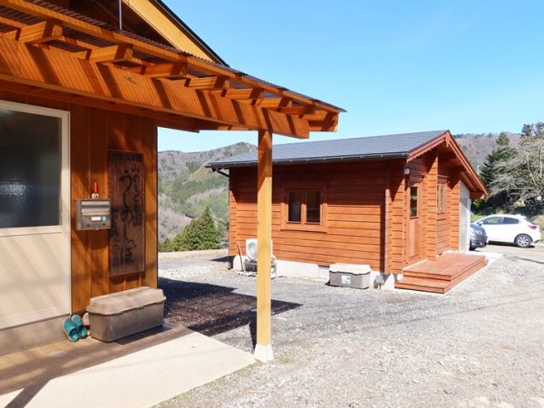 島根県津和野町左鐙にある「山のこども園うしのしっぽ」では自然体験活動を基軸にした保育が行われてきた。自然の中で年代を超えて自主的に遊ぶ活動を通じて子ども達は想像力を養い、社会性、自主性その他さまざまな生きる力を身に付けていく。山中で行われてきた保育のこの10年、そしてこれからを聞いた。