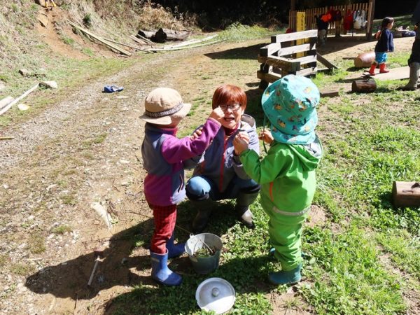 木の枝を持って走り回る子ども。とにかく、みんな楽しそうである