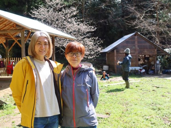 京村さん（右）と新しく園長になる斉藤繭子さん。京村さんと長く一緒に園を切り盛りしてきた人である