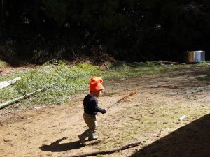 木の枝を持って走り回る子ども。とにかく、みんな楽しそうである