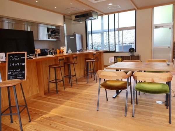 カフェスペースの入口に置かれたかわらばんに葡萄の花切体験の告知が掲載されていた