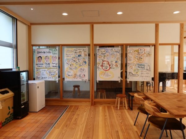 カフェスペースの入口に置かれたかわらばんに葡萄の花切体験の告知が掲載されていた