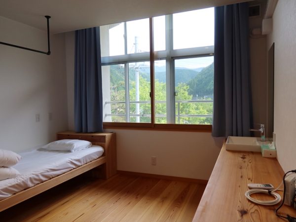 L字型の校舎の、入口から遠い部分に役場の出張所が入っている