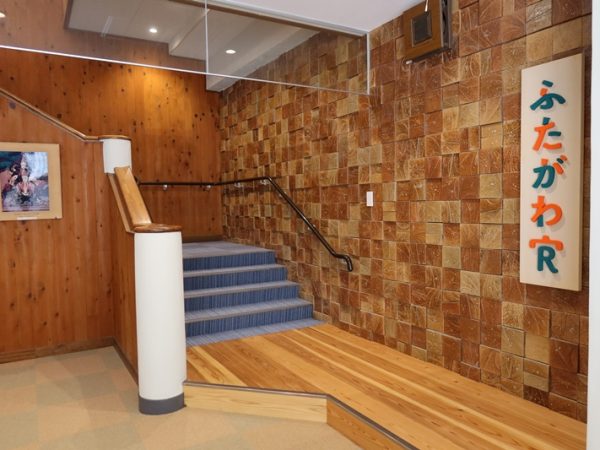 宿泊できる場所ができたことでワーケーションが可能になった。２階の宿泊施設への入口部分