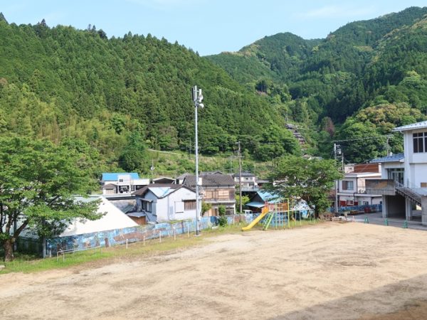 左が白川さん、右が楠部さん。もう一人、地域おこし協力隊の男性の３人を中心に運営されている