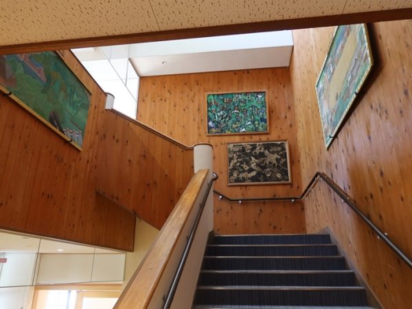 宿泊できる場所ができたことでワーケーションが可能になった。２階の宿泊施設への入口部分