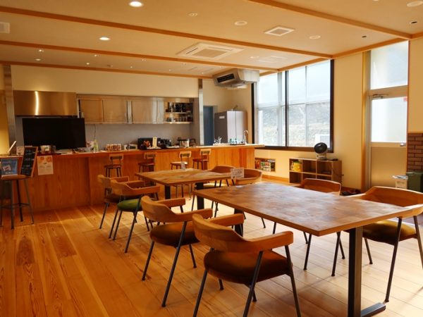 L字型の校舎の、入口から遠い部分に役場の出張所が入っている