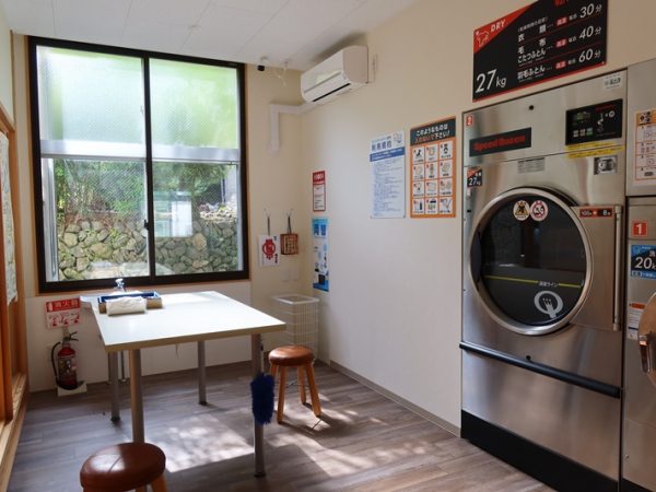 宿泊できる場所ができたことでワーケーションが可能になった。２階の宿泊施設への入口部分