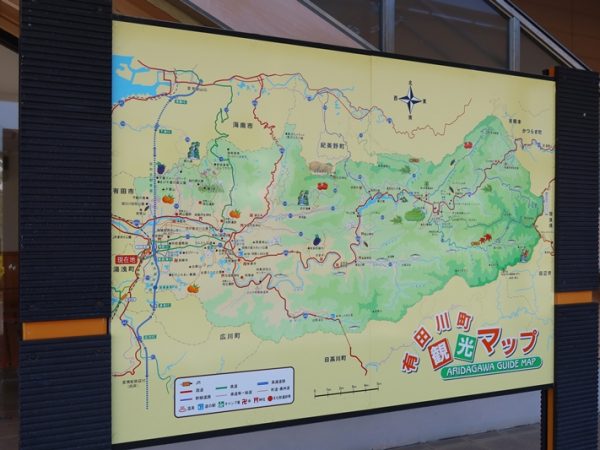 紀勢本線藤並駅に掲げられていた有田川町の地図。東西に細長く、しろにしのある二川地区はちょうど中央部あたり