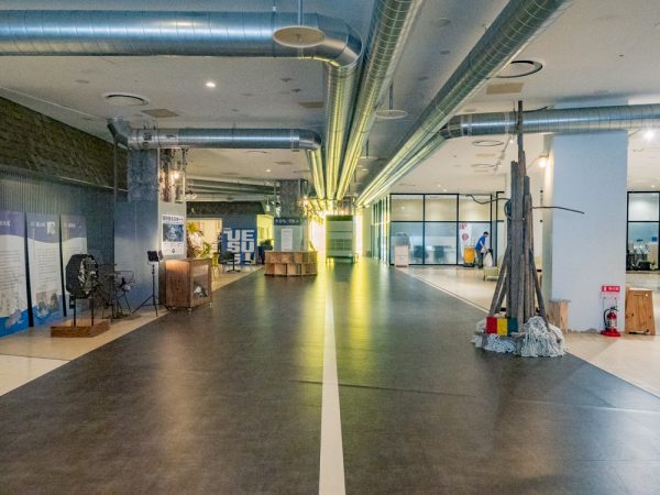 壁をぶち抜いたつくられた開口部