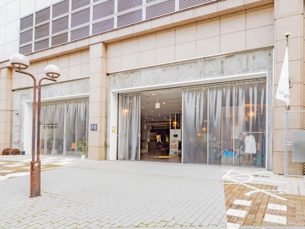 壁をぶち抜いたつくられた開口部