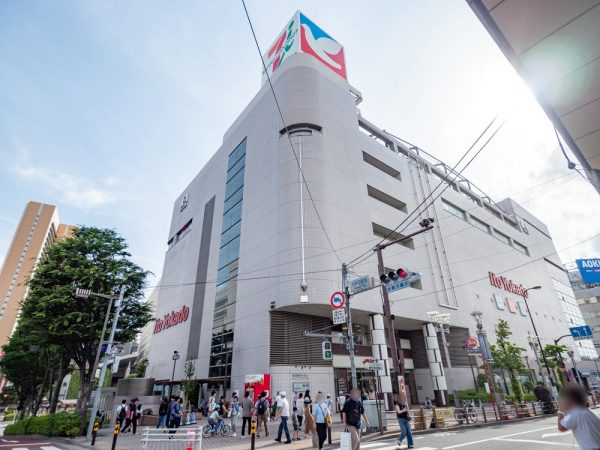 大井町駅周辺の様子。Aエリアに1989年に建てられた「品川区立総合区民会館 きゅりあん」。現在は大型家電量販チェーン店も入る
