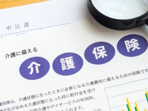 今後、介護が必要になったらどうしたらいいのか、そして自身が年を重ねて高齢者になったときにはどうすればいいのだろうか。高齢者の住まいの種類と介護制度を利用して自宅に住むメリットを、介護に関する保険や補助制度と併せて紹介する。