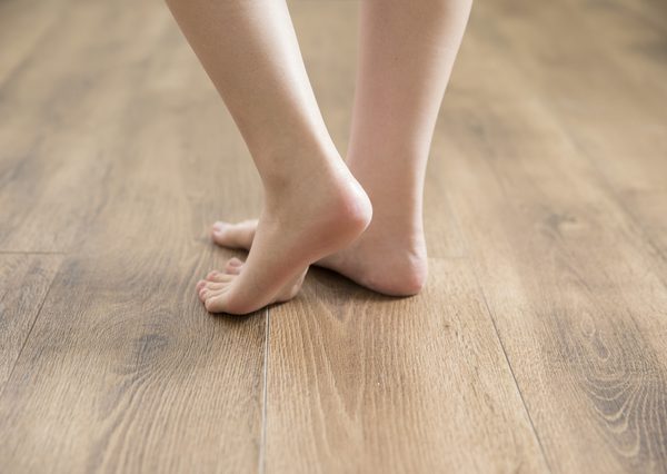 夏の日射しは、窓の内側より外側から遮る方が効果的。地面からの照り返しは、植栽などで遮る（出典：「省エネ性能に優れた断熱性の高い住宅を住みこなす住まい方ガイド」を一部加工）