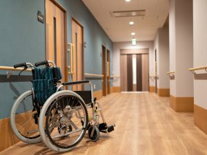 老人ホーム、有料老人ホーム、グループホーム、高齢者専用賃貸住宅、サービス付き高齢者向け住宅……と、高齢者専用住居や施設が、超高齢化とともに増加している。老人福祉制度の歴史と併せて、各施設・集合住宅の種類と特徴を解説する。