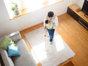 仕事と育児を両立させている共働き家庭も多い（画像はイメージ）