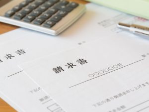 2023年10月よりインボイス制度が導入され、企業では受け取った領収書がインボイス制度で求められる要件を満たすかを確認する必要があるなど、今までにない対応が必要になった