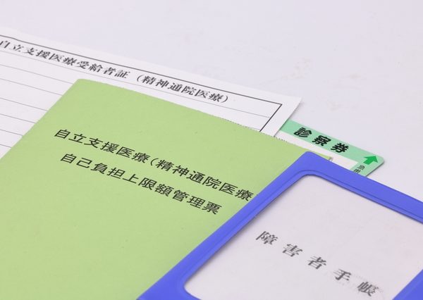 住宅セーフティネット法では、低額所得者、高齢者、障がい者など居住に課題を抱える人を「住宅確保要配慮者」と定義している