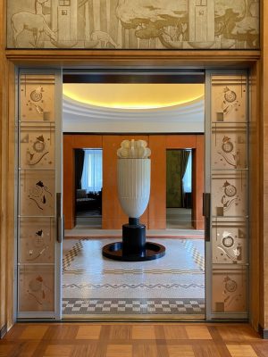 1階の大客室から次室を見る。次室に立つのはアンリ・ラパンによる香水塔（写真：宮沢洋）