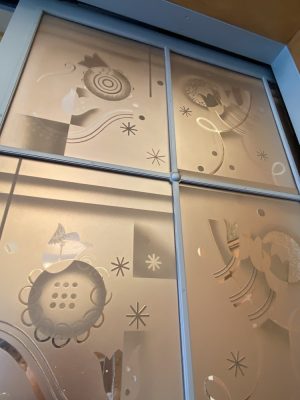 大食堂のエッチングガラス。マックス・アングラン作（写真：宮沢洋）