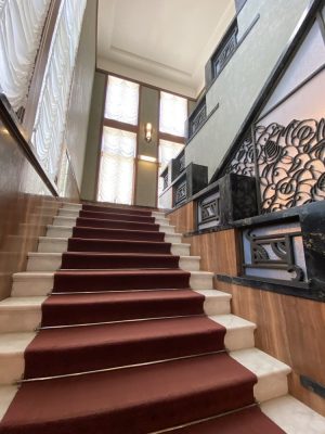 大食堂のエッチングガラス。マックス・アングラン作（写真：宮沢洋）