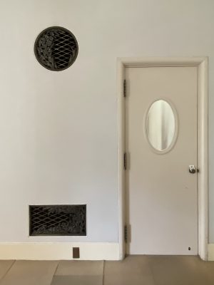 允子妃の寝室のラジエーター・カバーは、允子妃のデザイン画を元に制作された（写真：宮沢洋）