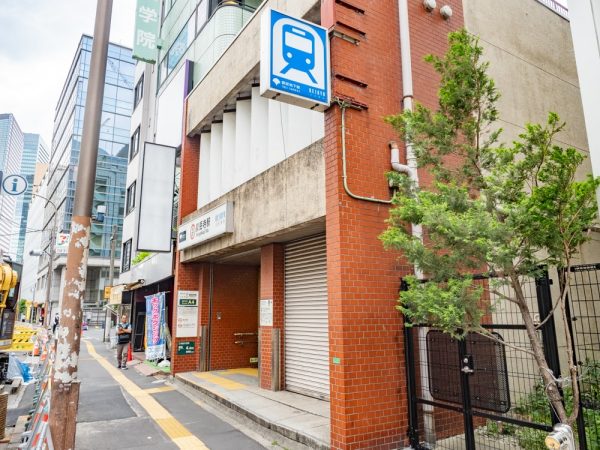 田町駅西口に立つ「田町タワー」