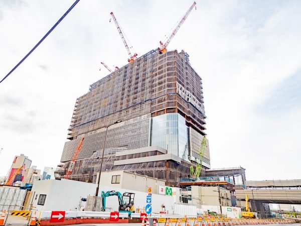 田町駅西口に立つ「田町タワー」