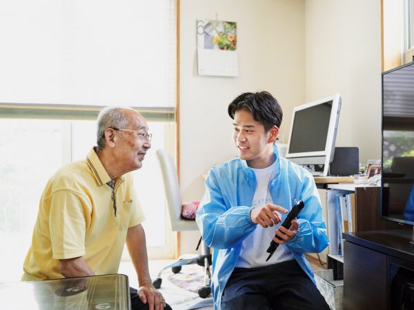 まごころサポートでは、家電の設置・設定から掃除、買い物など幅広く引き受ける（写真提供：MIKAWAYA21）