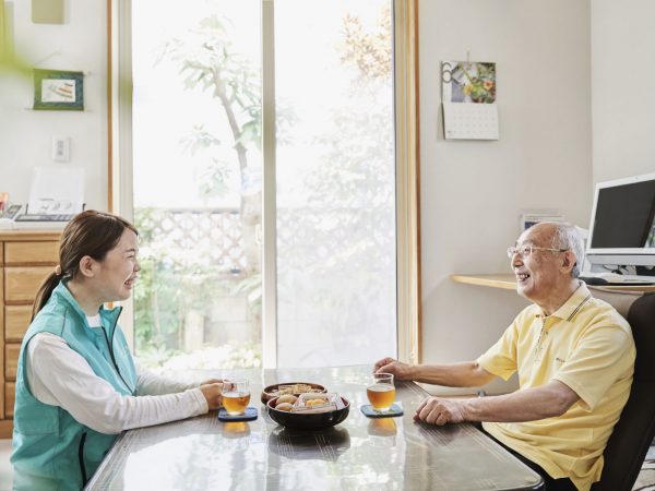 まごころサポートでは、ちょっとした話し相手になる「おはなしサポート」も行っている（写真提供：MIKAWAYA21）