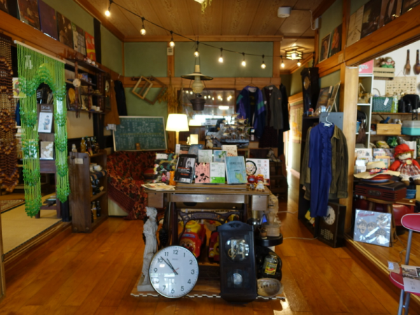 山猫堂の外観。一見本屋とは思えないような立派な古民家